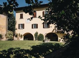 Villa del '600 con giardino e piscina，位于特伦托的酒店