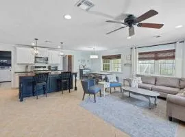 Cozy Sulphur Getaway, Pool and Basketball Court