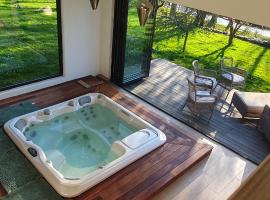 Maison Normande au bord de rivière avec spa et sauna，位于Rugles的酒店