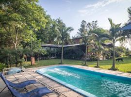 Casa Angi, con jardín y piscina en Sanber，位于圣贝纳迪诺的酒店