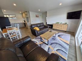 Opononi Views -BRAND NEW! AMAZING VIEWS，位于奥波诺尼的带停车场的酒店