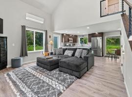 Rainier Cabin with Fireplace-WiFi-Yard-Meadow Views，位于阿什福德的木屋