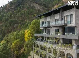 StayVista at Uno - The Himalayan Den with Jacuzzi