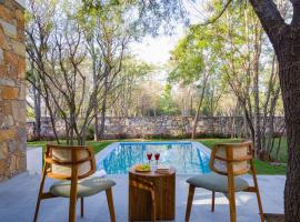 Nature 95 by ELIVAAS 4 BHK Farm with Private Pool，位于Chandwaji的酒店