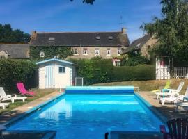 Two Cottages in Beautiful Brittany 5 Bedrooms Sleeps 10 Pets Welcome Heated Swimming Pool Free Wifi，位于Plouguenast Langast的酒店
