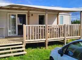 Mobil-home 28 m2, 2 chambres et terrasse，位于杜瓦讷内的酒店