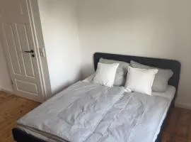 Zentrales Zimmer mit Altbaucharme