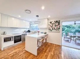 Spacious 4-bedrooms apartment in West Ryde with WiFi, AC