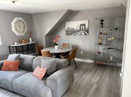 Private Modern 2 Bedroom Gem，位于Lindenhurst的酒店