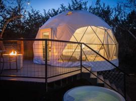 Cloud Dome W Private Hot Tub and Outdoor Shower，位于Luckenbach的酒店