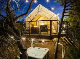 Treehouse Glamping at Pecan Haven W Hot Tub