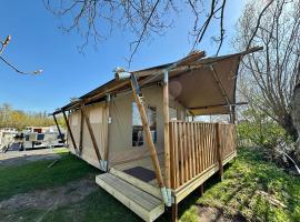 Luxe glamping tenten aan het water，位于Wommels的豪华帐篷