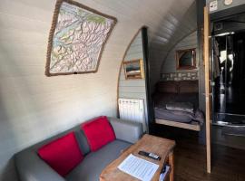 Riverside Pod, West Highland Way Holidays，位于金洛赫利文的滑雪度假村