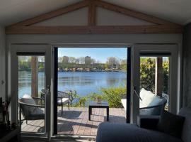 Luxe nieuwbouw chalet aan het water，位于胡弗拉肯的酒店