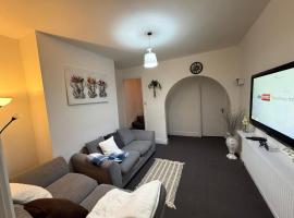 Rems 3bed apartment with games for fun, close to gym and garden view，位于西布罗姆维奇的酒店