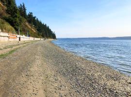 Waterfront Chalet with Hot Tub, Beach, and Views，位于Camano的酒店