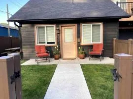 Darling Downtown Cottage - summer in CDA!
