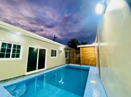 NEW Vacation home with a swimming pool and barbecue area，位于特拉的酒店