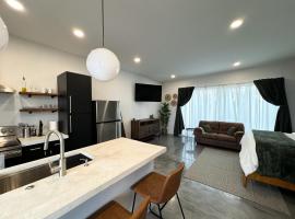 Guesthouse Retreat in Phoenix, Arizona，位于凤凰城的酒店