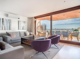 Luxury sea view Apartment in Puerto de Alcudia，位于阿尔库迪亚的酒店