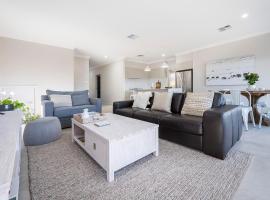 Hamptons Executive Retreat，位于Bolwarra的酒店