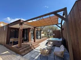 Exclusive Wellness House with Jacuzzi and Sauna, 10 Gardens