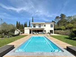 L'essence du sud avec 4 suites, piscines et four à pizza