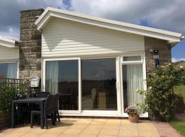 Cliff End Self catering bungalow with sea views in beautiful rural West Wight Free WiFi and ferry offers available Short walk to beach，位于Isle of Wight的酒店