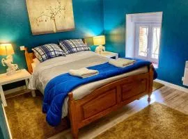 3 Star 3 bed Air Conditioned QUERTINEUX 100m to Historic 4 Cathar Châteaux Lastours access to a very Pretty Riverside Garden!!