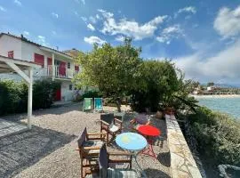 KIVERI 1876 traditional seafront cottage