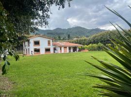 Casa Rural All In - Rural House with all Amenities-Barbecue，位于塔比奥的酒店
