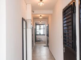 At home Douala Cameroun，位于杜阿拉的带停车场的酒店