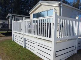 Pine Ridge Retreat With FREE GOLF and Air Conditioning，位于莫珀斯的酒店