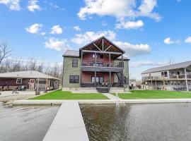 Green Diamond Retreat - Epic Lakefront Oasis for 30, 6BR, Boat Slip, Kayaks，位于Wawaka的海滩酒店