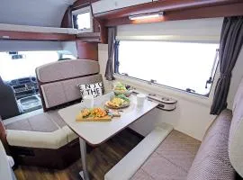 Fukuroneko RV 海辺の駐車場でキャンピングカーでの車中泊