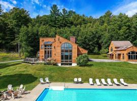 Amazing Estate on 100 Acres with Swimming Pool and 10 BRs，位于Newfane的酒店