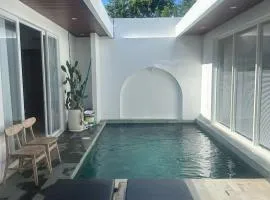 Stylish Villa, 2BR ,GREAT VALUE, Great Location !