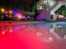 Romantic Nature Loft with Breakfast Near Underground River, Perfect Stop Between Puerto and El Nido，位于公主港的酒店