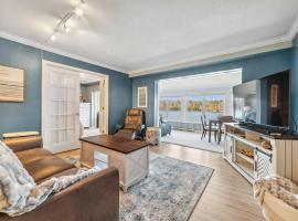 Condo with Panoramic views on Clam Lake，位于Bellaire的酒店