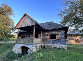 Casa Maramureșeană - Refugiu Tradițional Maramureșean Cazare de Poveste în Natură lângă pârâu Loc de joaca pentru Copii Parcare Foișor，位于Marga的酒店