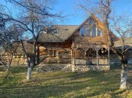 Casa Bunica - Vila Rustică cu Prispă Experiență Românească Autentică lângă Pârâu în Natura Loc Joaca Copii Oaza de Liniște