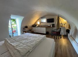 Charmant studio, maison en pierre, terrace and garden，位于Veyras的酒店