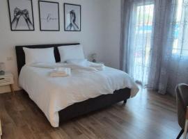 Canaletto apartment con parcheggio，位于多洛的酒店