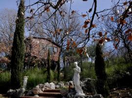 Deliziosa casa sull albero a 30 minuti da Roma，位于Farfa的酒店