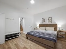 Shadyside, Pittsburgh !D Modern and Bright Private Bedroom with Shared Bathroom
