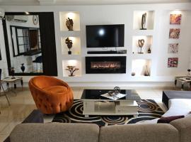 THE GOLF RESIDENCES YAOUNDE，位于雅温得的带停车场的酒店