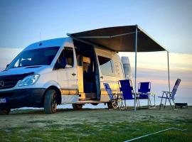 Campervan Tirana Leoventure，位于地拉那的酒店