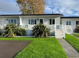 Overlooking the Norfolk Broads，位于Carlton Colville的酒店