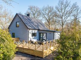 Nyrenoverad villa med spabad i M&ouml;rrum，位于M&ouml;rrum的别墅