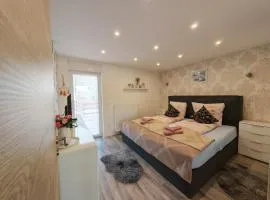 VipStay - Stilvoll und geräumige Apartments mit Terasse oder Balkon, Küche, kostenloses Parken, WLAN, Smart Tv